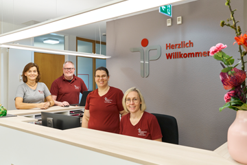 Herzliches Empfangsteam in einer Physiotherapiepraxis – professionelle Terminvergabe und Patientenservice