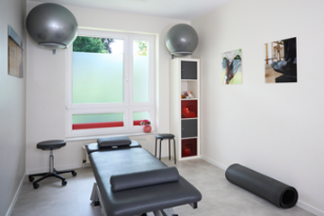 Helle Behandlungsräume einer Physiotherapie Praxis in Paderborn, moderne Ausstattung für individuelle Therapie