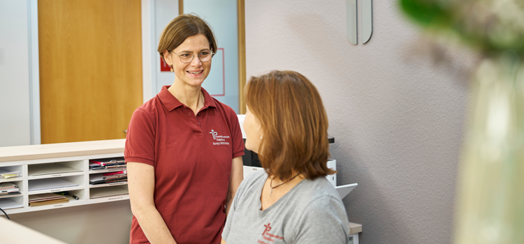 Praxisinhaberin und Teamleitung Verwaltung an der Rezeption einer Physiotherapie Praxis