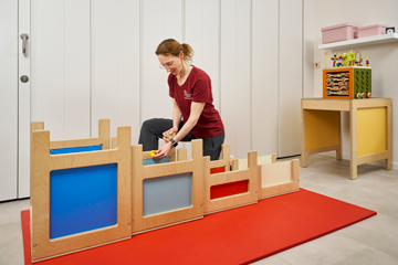 Kinderphysiotherapie in Paderborn – Vorbereitung für Behandlung eines Kindes nach dem Bobath-Konzept mit Hilfe der Heidelberger Treppe.
