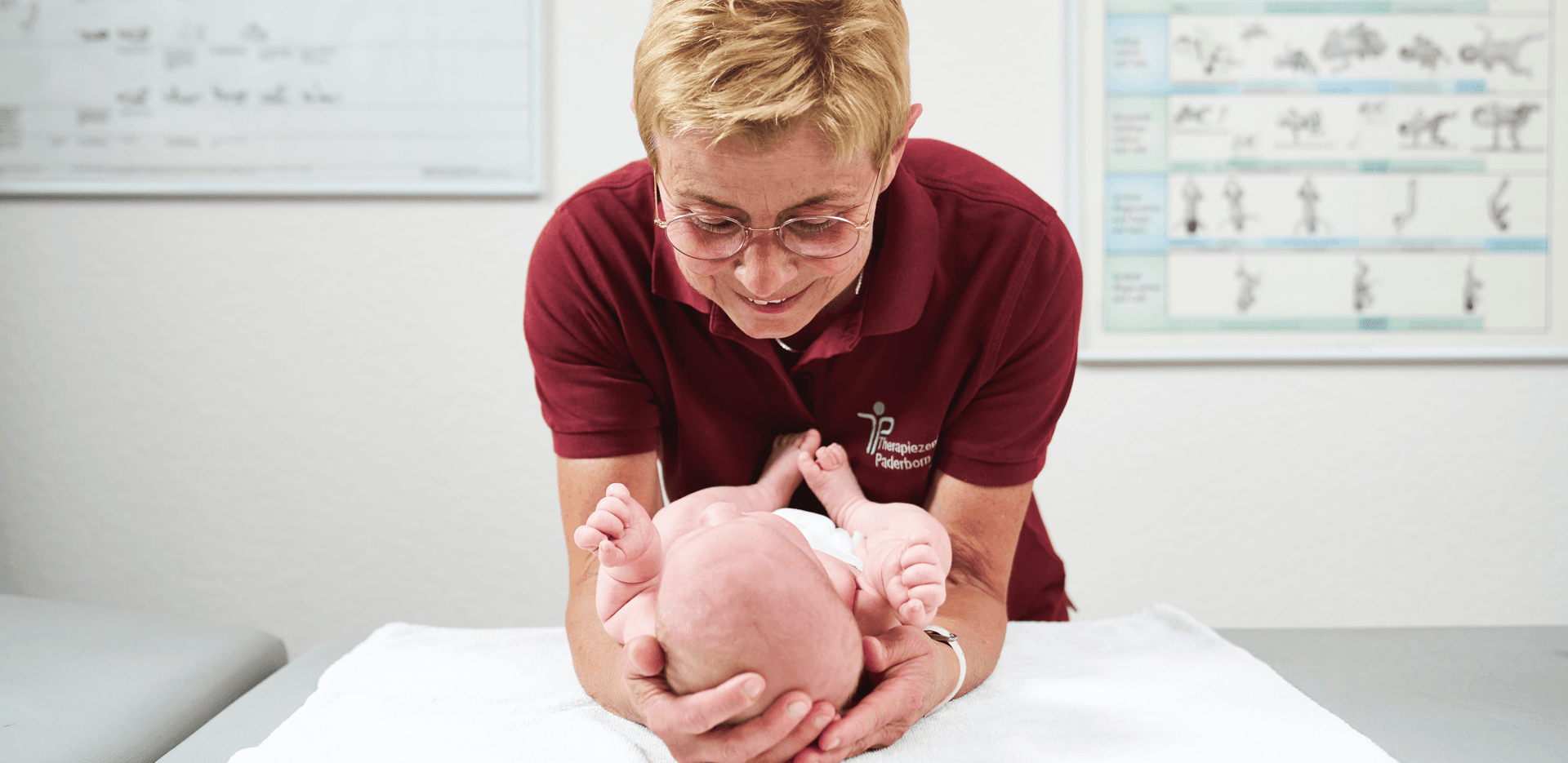 Physiotherapeutin behandelt Säugling mit Vojta-Therapie – spezialisierte Kinderphysiotherapie