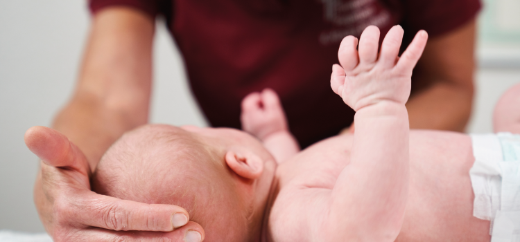 Physiotherapie in Paderborn Behandlung eines Babys mit Vojta Therapie