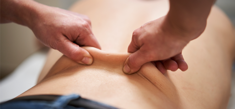 Geweberolle am Rücken eines Mannes in Physiotherapiepraxis.