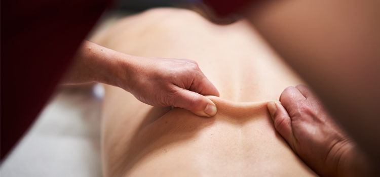 Bindegewebsmassage zur Lockerung der Muskulatur in Physiopraxis in Paderborn