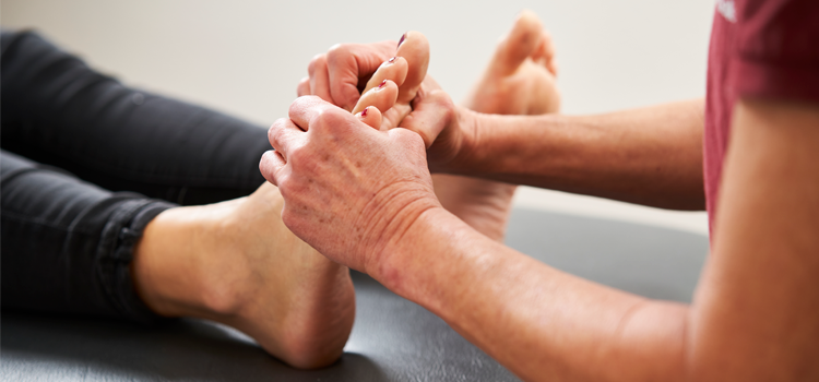 Fußreflextherapie in der Physiotherapie; Behandlung über Reflexzonen am Fuß