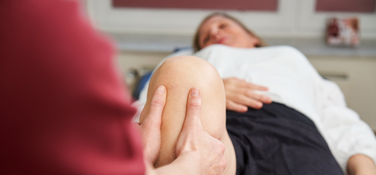 Manuelle Therapie Behandlung zur Verbesserung der Beweglichkeit am Kniegelenk