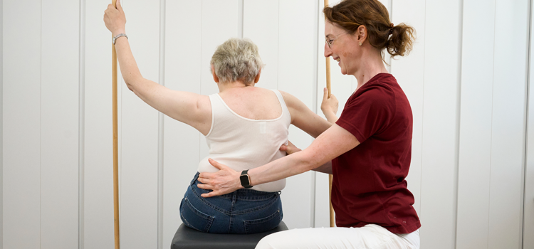 Skoliose Therapie nach Schroth, Physiotherapeutin behandelt Patientin
