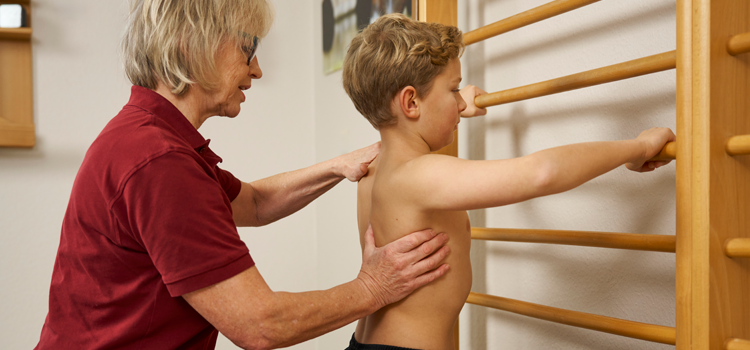 Skoliose Therapie nach Schroth, Physiotherapeutin behandelt Kind