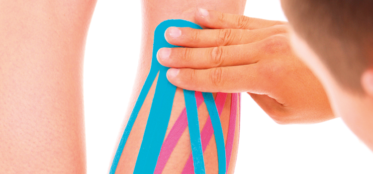 Physiotherapeut verwendet Kinesio Tape zur Stabilisation und Schmerzlinderung