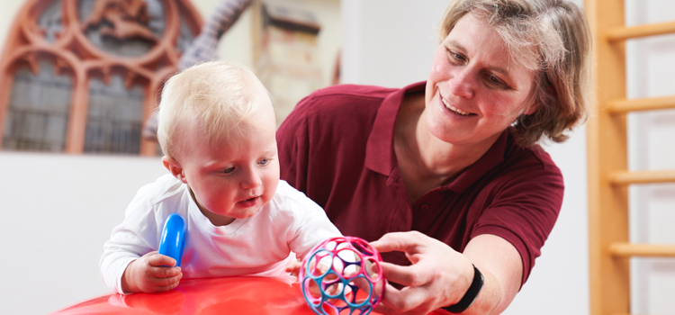 Therapie für Säuglinge und Kinder, Physiotherapeutin arbeitet nach Bobath