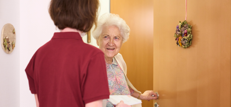 Hausbesuch in der Physiotherapie; flexible Behandlung direkt beim Patienten vor Ort